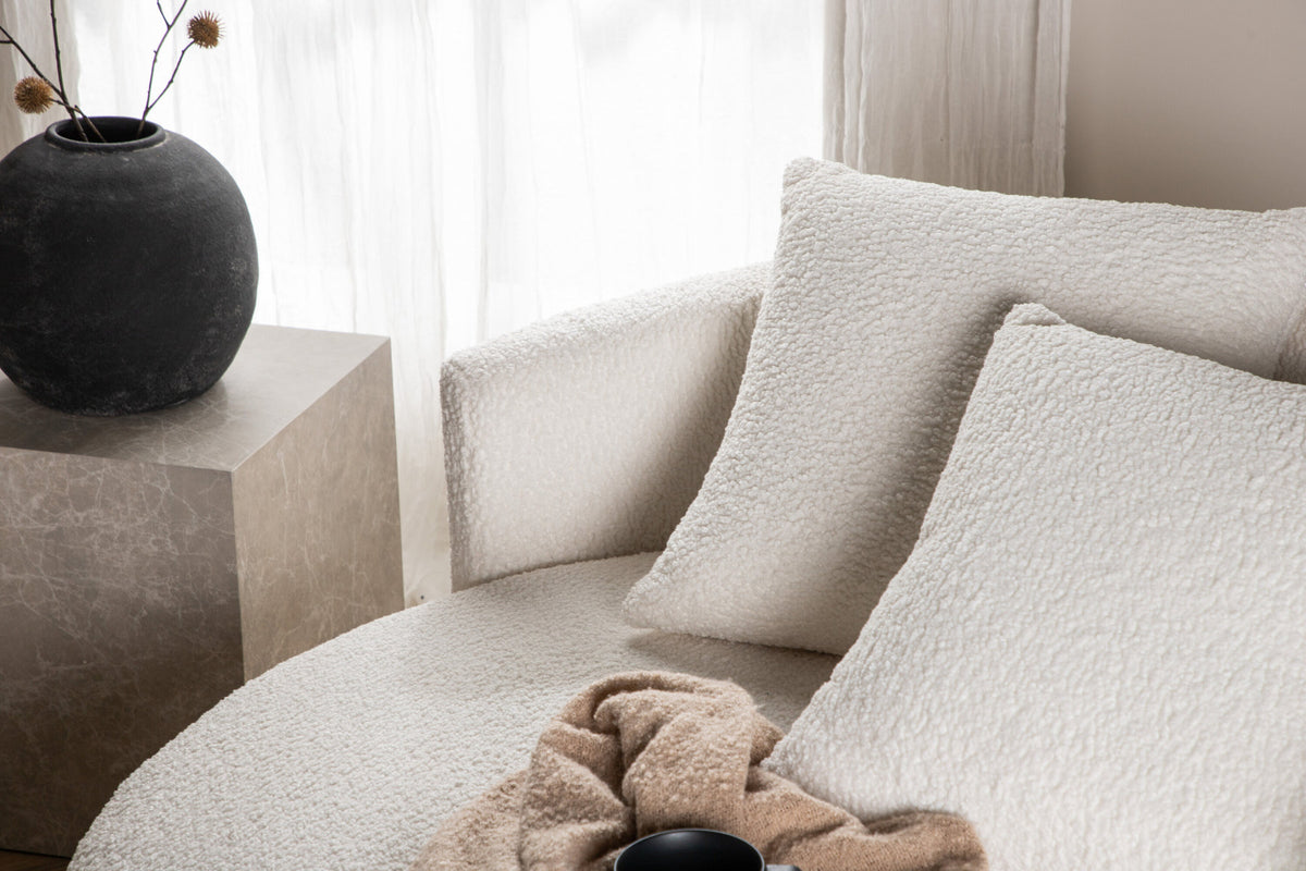 Kelso 2 Sitzer Sofa in Weiss präsentiert im Onlineshop von KAQTU Design AG. 2er Sofa ist von Venture Home