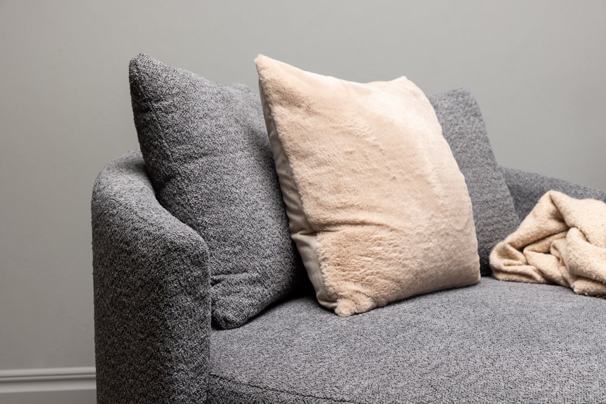 Kelso 2 Sitzer Sofa in Grau präsentiert im Onlineshop von KAQTU Design AG. 2er Sofa ist von Venture Home