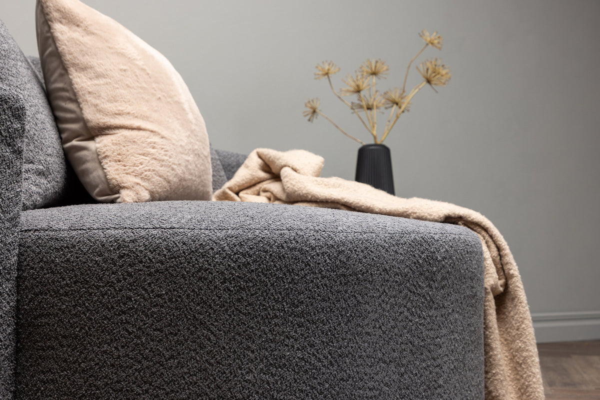 Kelso 2 Sitzer Sofa in Grau präsentiert im Onlineshop von KAQTU Design AG. 2er Sofa ist von Venture Home