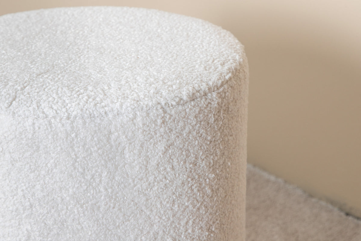 Benji Ottoman / Pouf in Weiss präsentiert im Onlineshop von KAQTU Design AG. Pouf ist von Venture Home