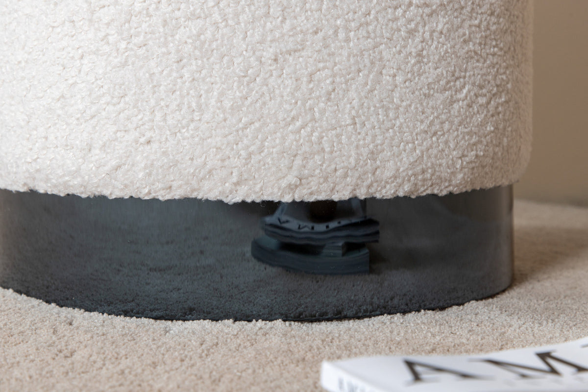 Benji Ottoman / Pouf in Weiss präsentiert im Onlineshop von KAQTU Design AG. Pouf ist von Venture Home