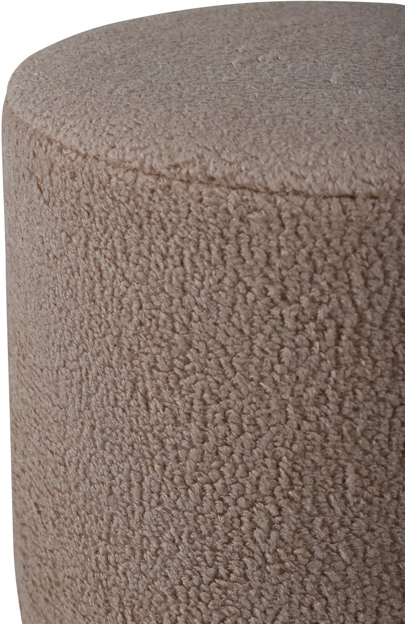 Benji Pouf von Venture Home: Eleganter, vielseitiger Ottoman aus plüschigem Teddystoff, ideal für Komfort und stilvolle Akzente in jedem Raum.