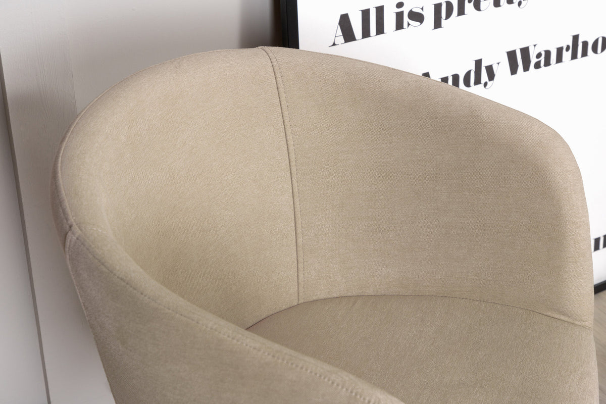 Berit Stuhl in Beige präsentiert im Onlineshop von KAQTU Design AG. Stuhl mit Armlehne ist von Venture Home