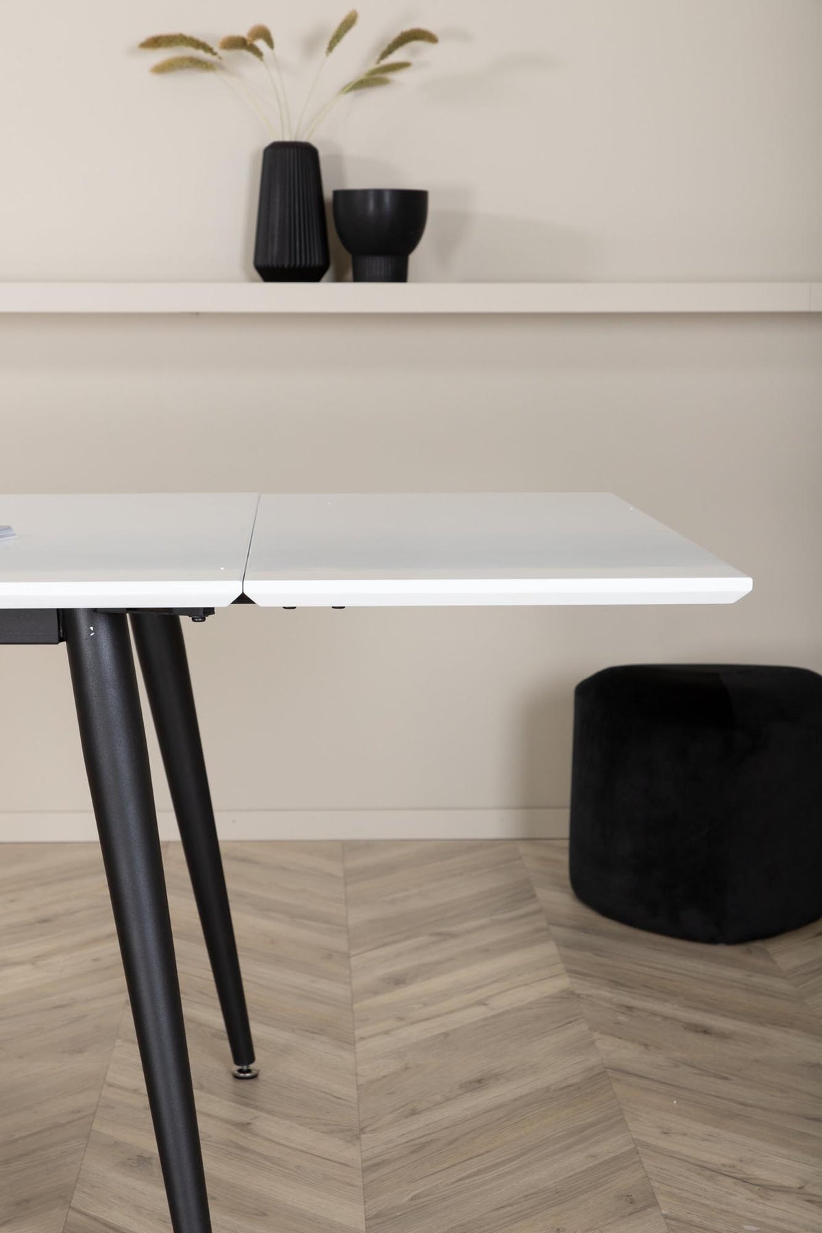 Jimmy Tisch in Weiss präsentiert im Onlineshop von KAQTU Design AG. Esstisch ist von Venture Home