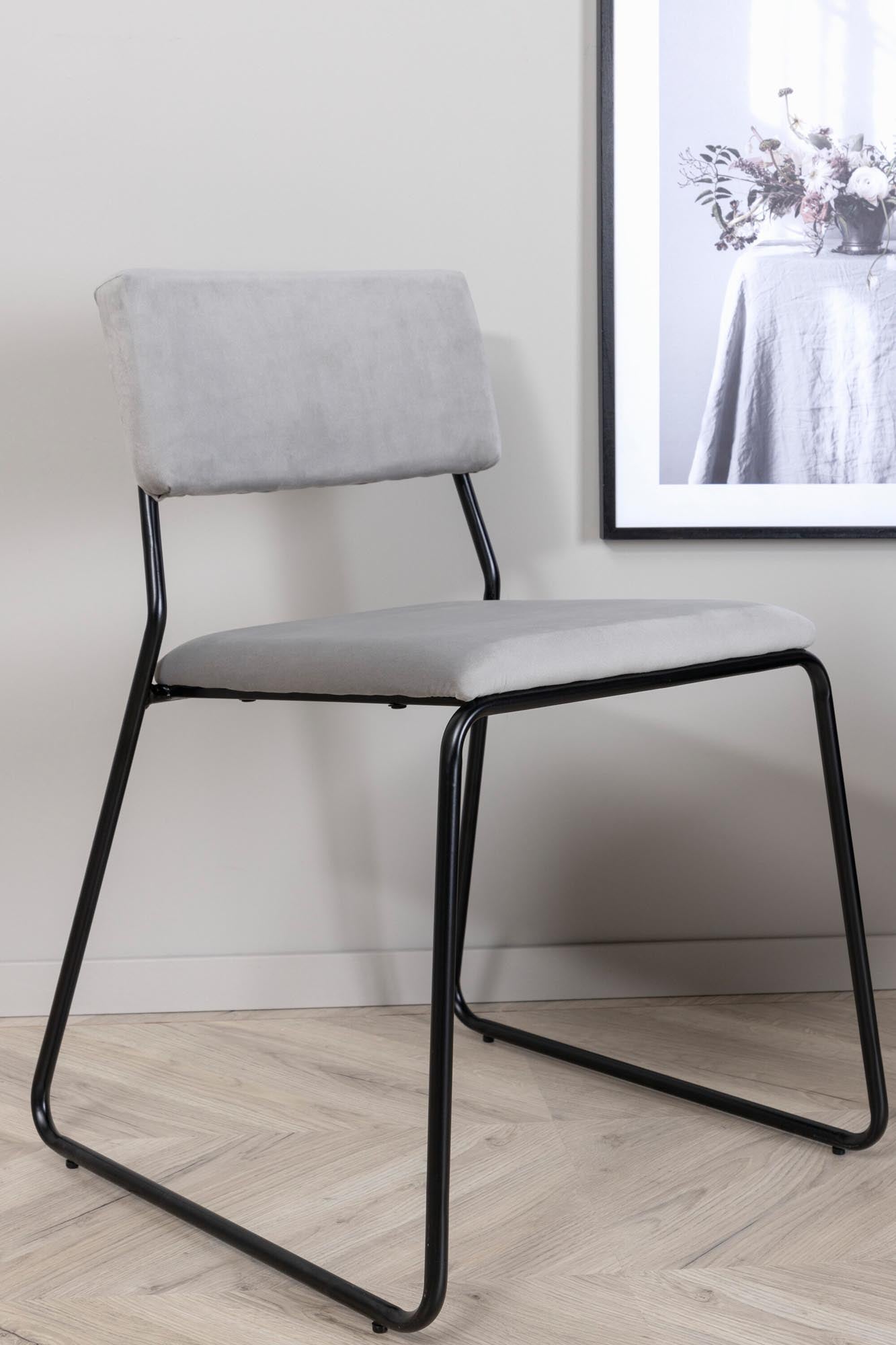 Kenth Stuhl von Venture Home: Moderner Komfort und zeitloses Design für stilvolle Esszimmer. Pflegeleicht und vielseitig kombinierbar.