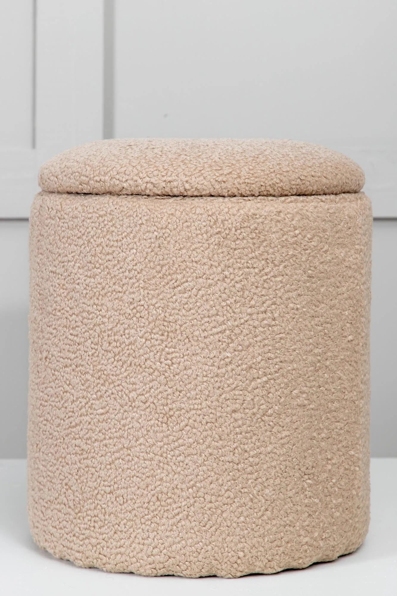 Eleganter Limpen Pouf in Beige von Venture Home für stilvolle Räume.