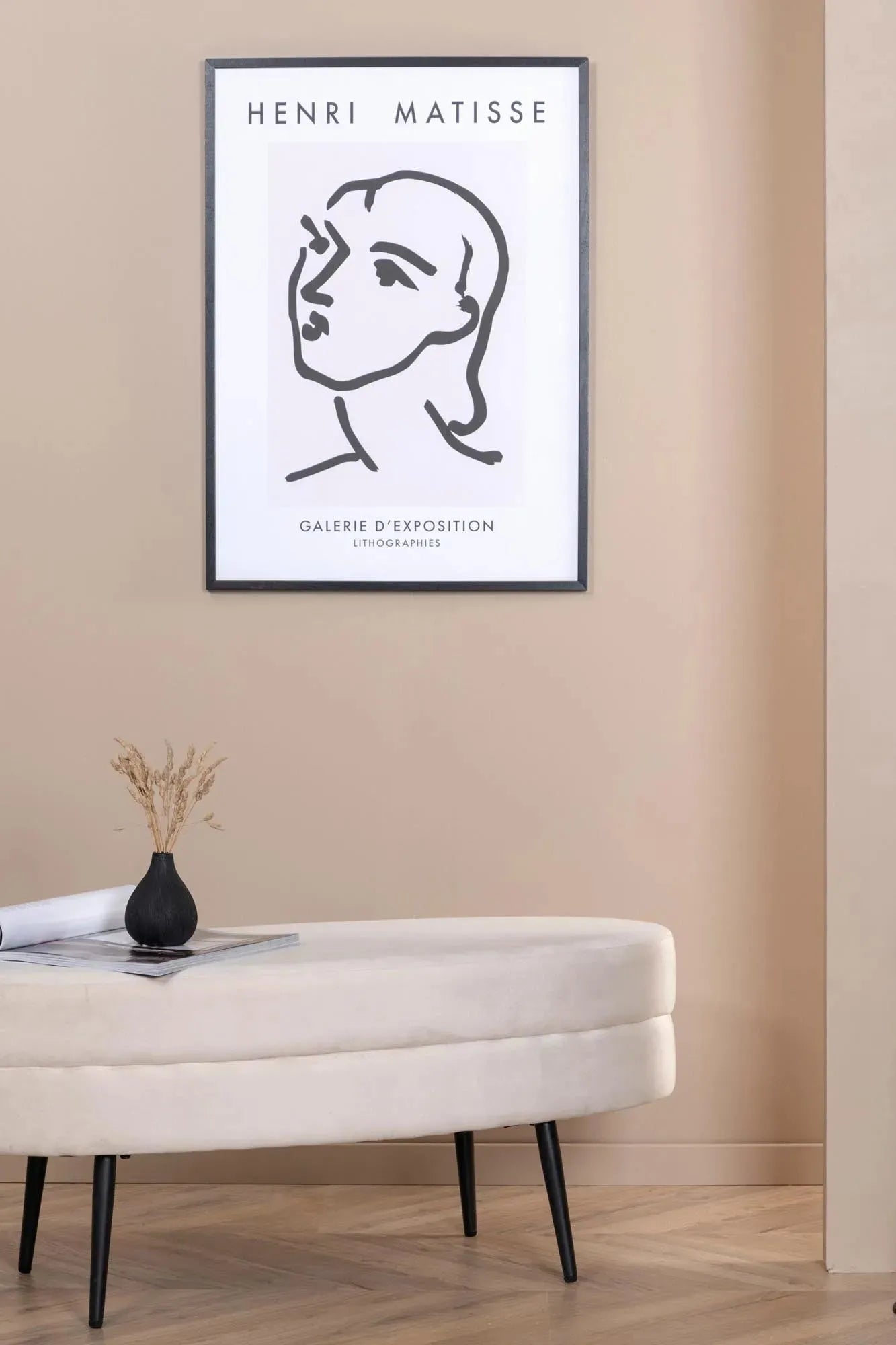 Eleganter Otto Pouf: Perfekte Ergänzung für modernes Interieur.
