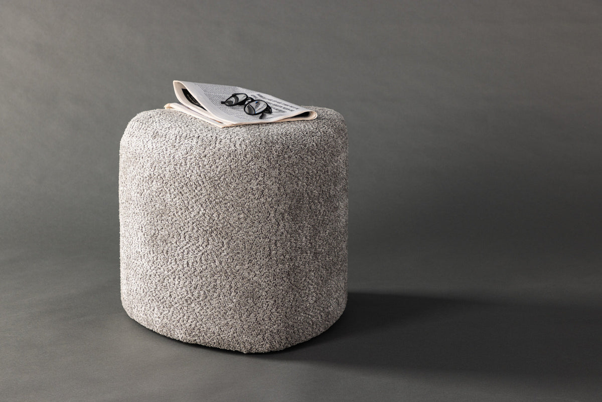 Peg Pouf in Grau präsentiert im Onlineshop von KAQTU Design AG. Pouf ist von Venture Home