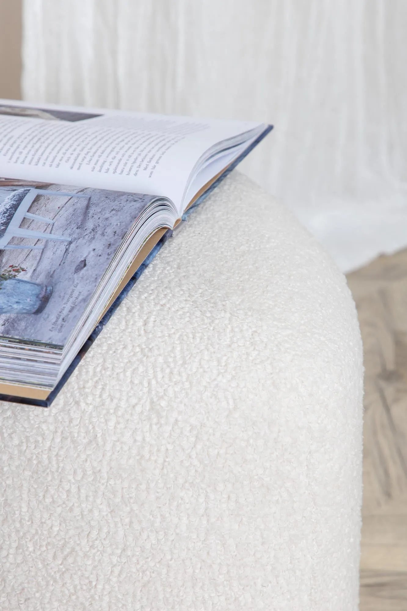 Stilvoller Peg Ottoman von Venture Home – ideal für jeden Wohnraum.