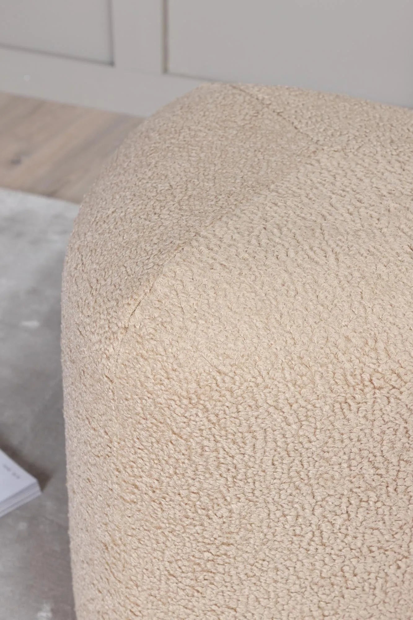 Stilvoller Peg Ottoman von Venture Home – ideal für jeden Wohnraum.