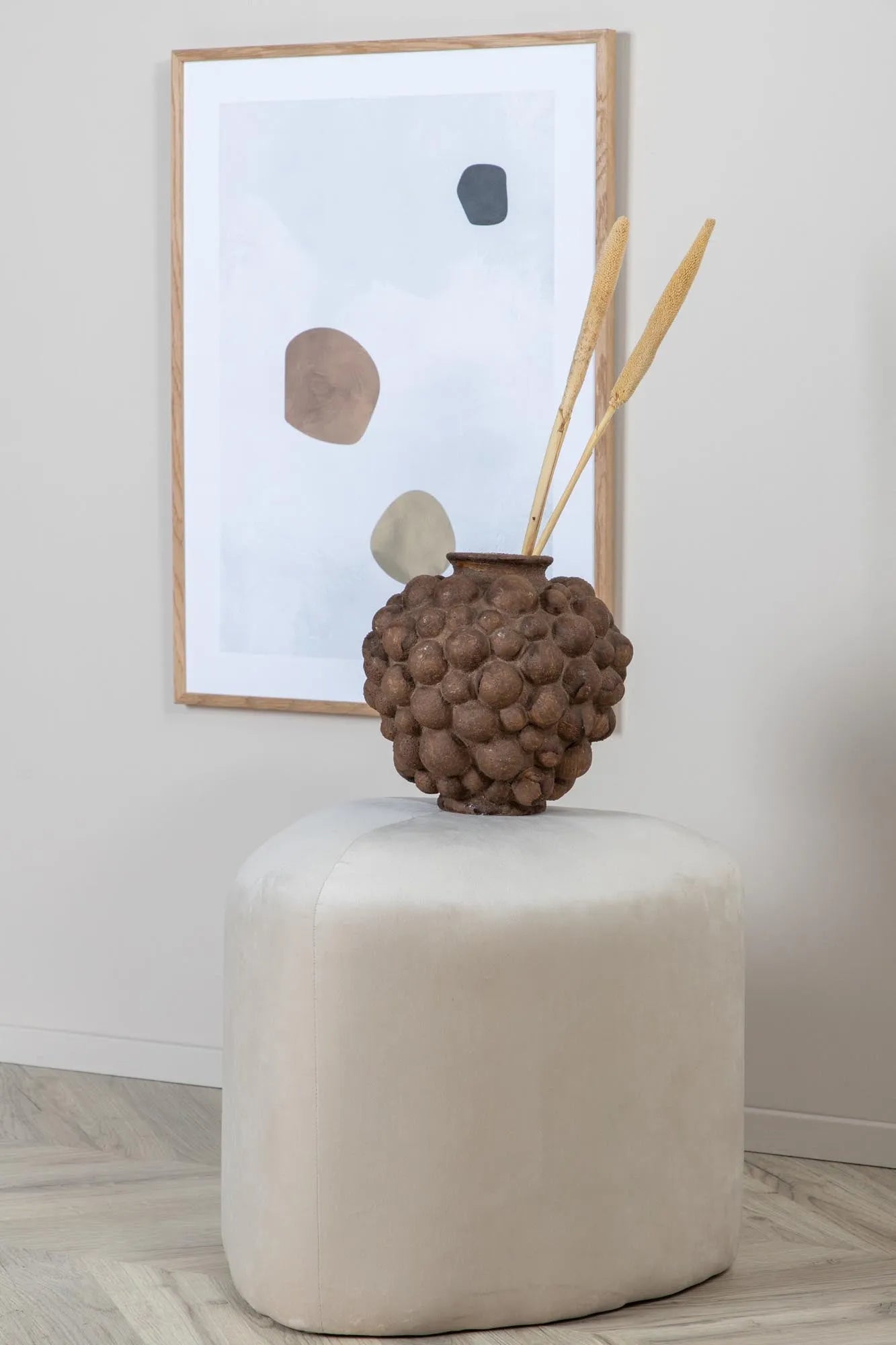 Eleganter Peg Ottoman von Venture Home – perfekt für stilvolle Räume.