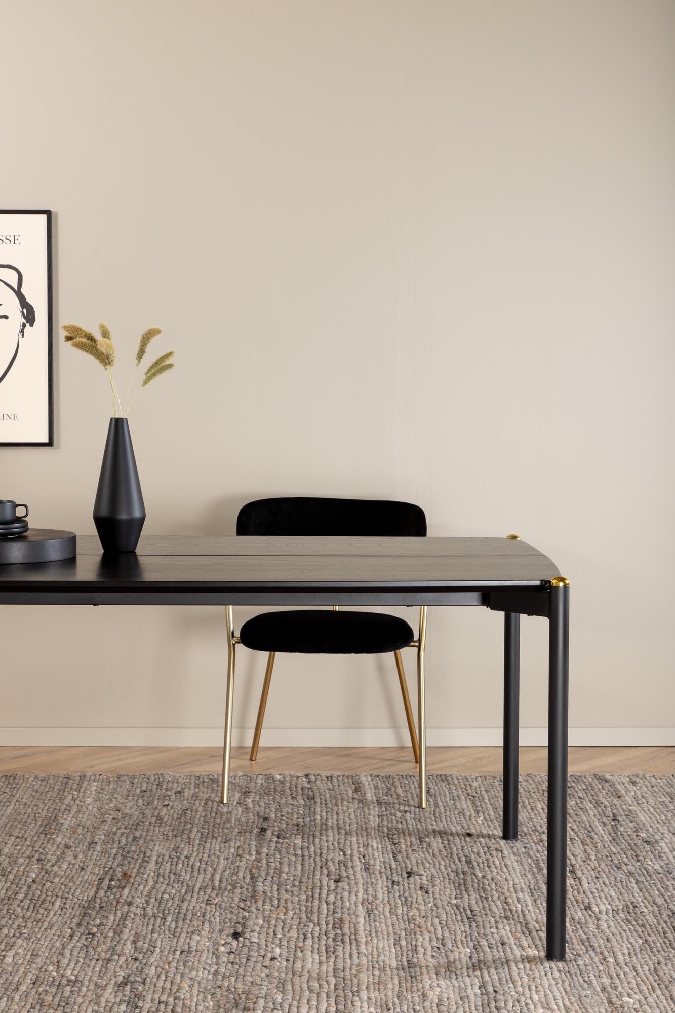 Pelle Esstisch von Venture Home: Zeitloses Design trifft Funktionalität.