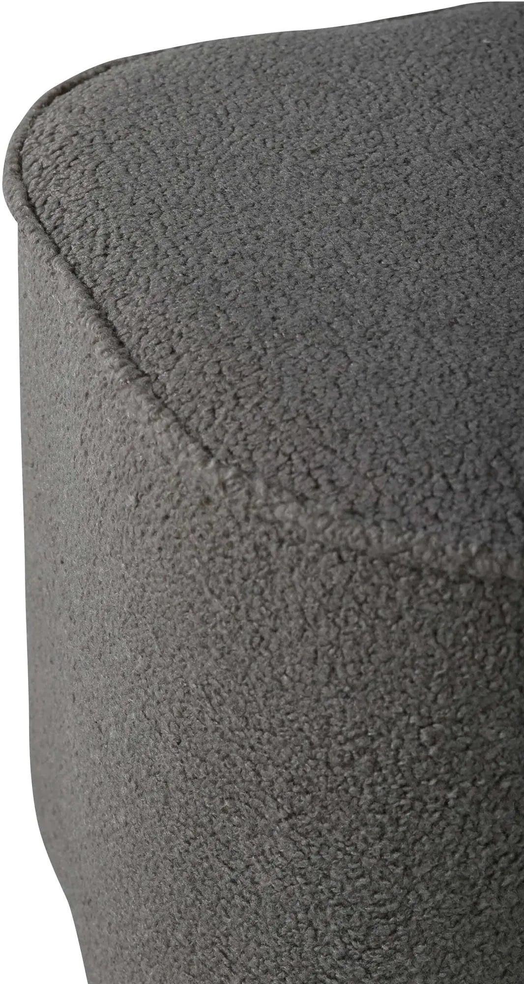 Der Piff Ottoman von Venture Home: Ein stilvoller Pouf in Teddystoff, der Komfort und skandinavisches Design vereint.