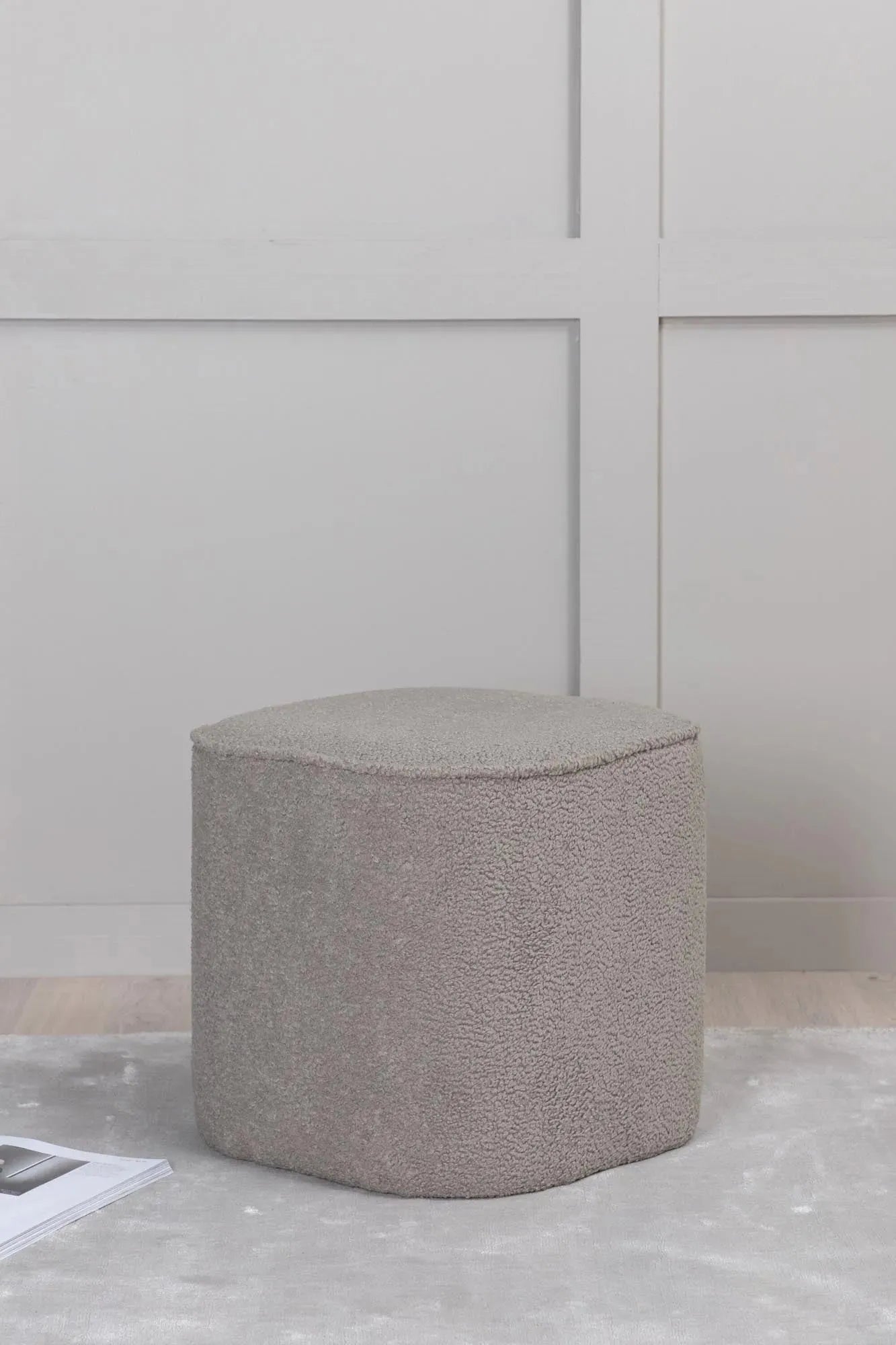 Piff Ottoman: Stilvoller Pouf für flexible Wohnraumgestaltung.