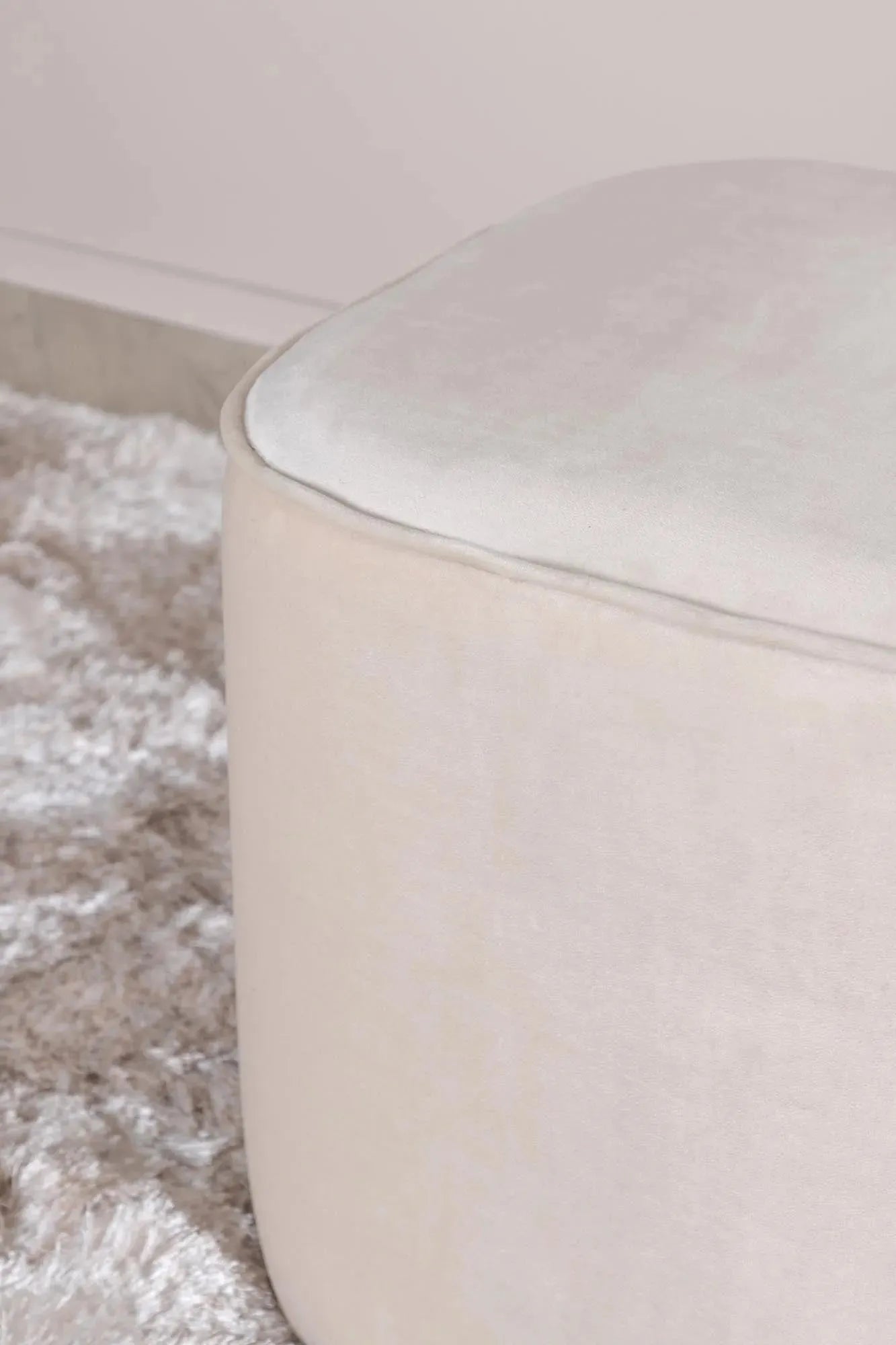 Eleganter Piff Pouf von Venture Home: Komfort trifft auf Stil.