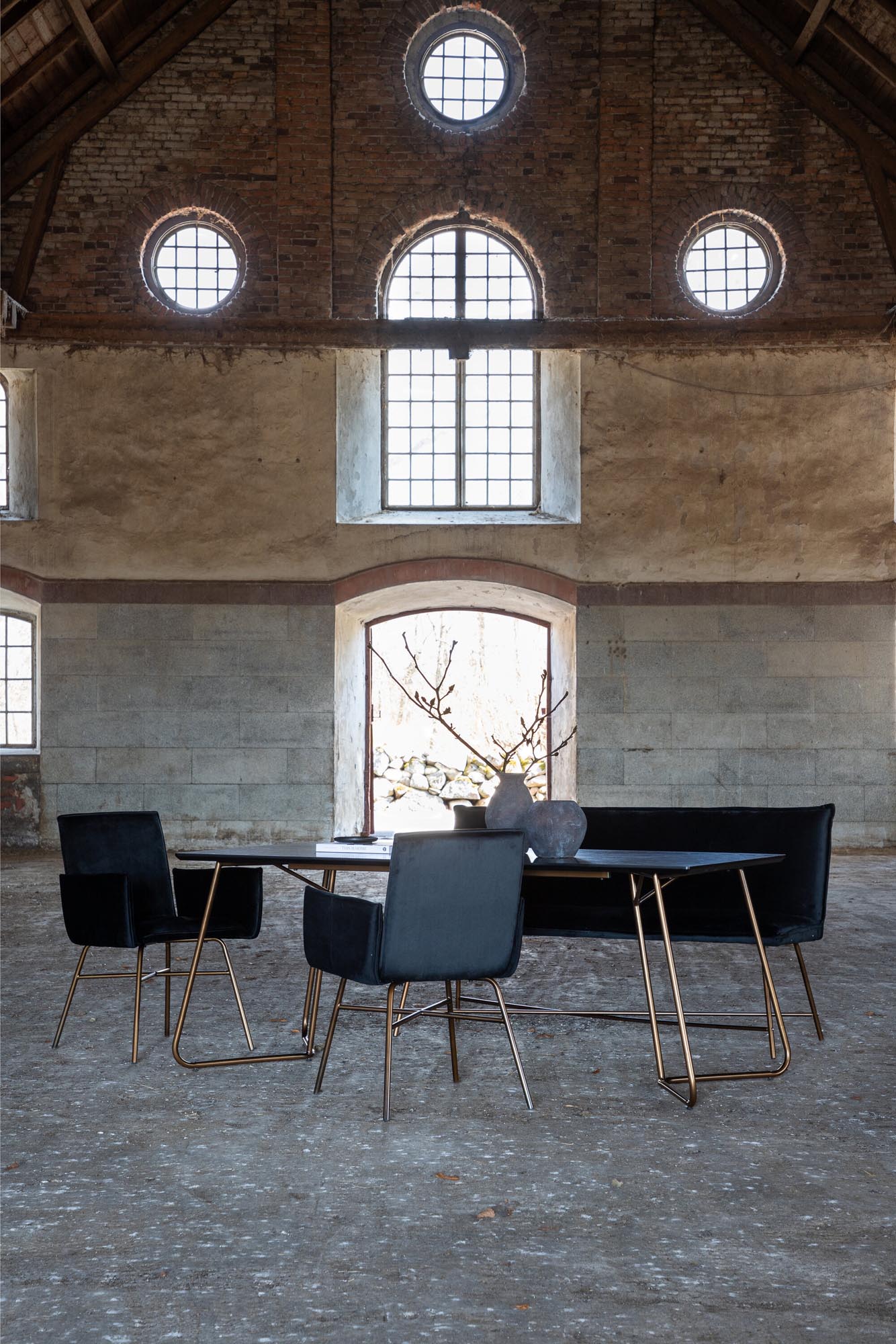 Petra Tisch von Venture Home: Stilvoller Mittelpunkt für Ihr Esszimmer.