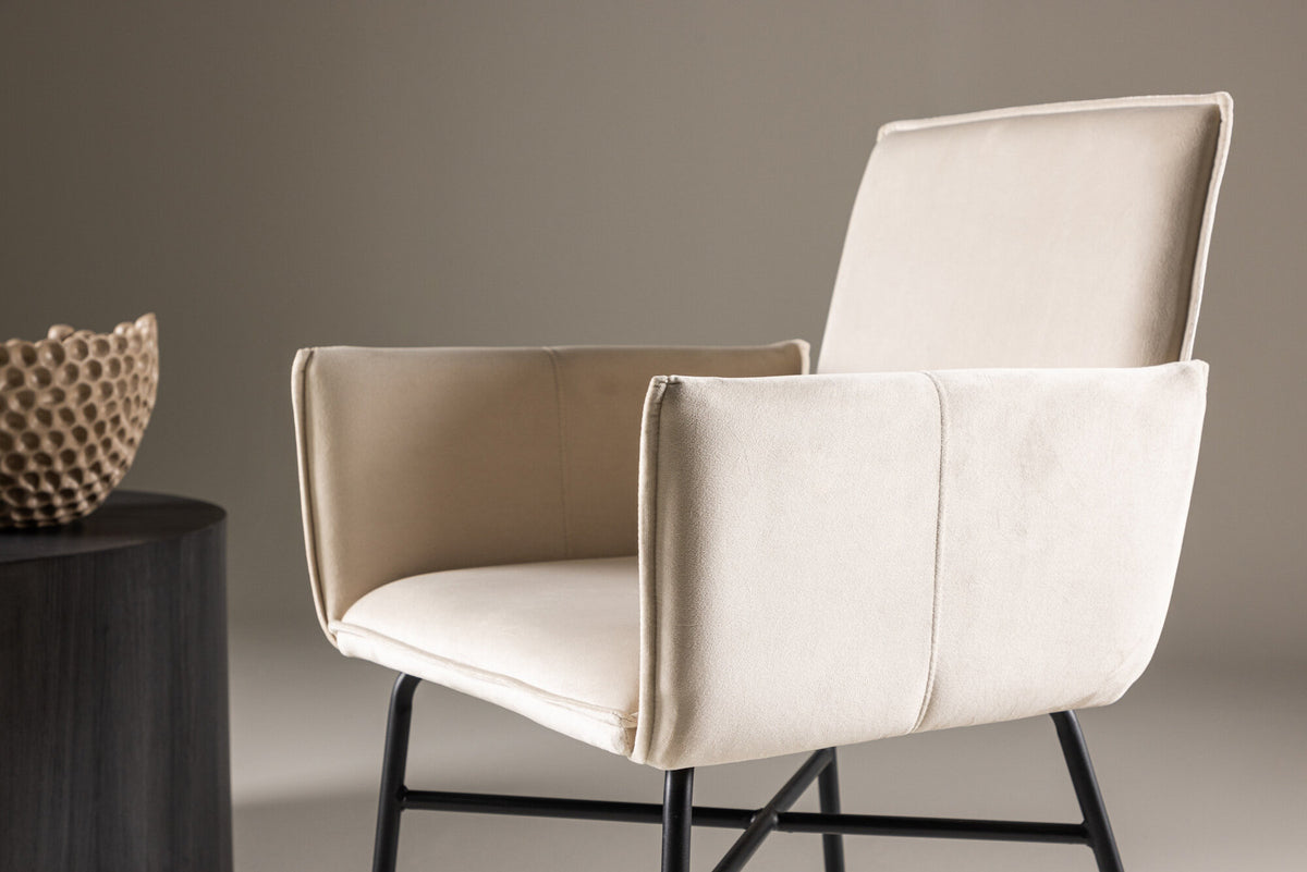 Petra Esszimmerstuhl in Beige präsentiert im Onlineshop von KAQTU Design AG. Stuhl mit Armlehne ist von Venture Home