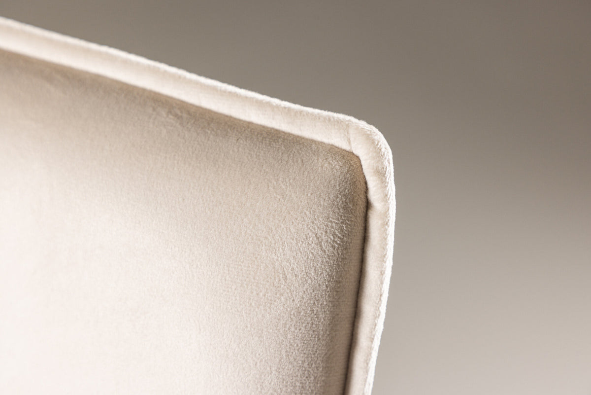 Petra Esszimmerstuhl in Beige präsentiert im Onlineshop von KAQTU Design AG. Stuhl mit Armlehne ist von Venture Home