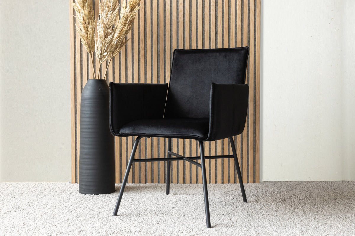 Petra Stuhl in Schwarz präsentiert im Onlineshop von KAQTU Design AG. Stuhl mit Armlehne ist von Venture Home