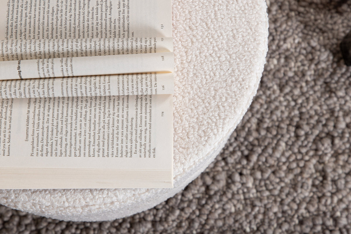 Pot Ottoman / Pouf in Weiss präsentiert im Onlineshop von KAQTU Design AG. Pouf ist von Venture Home
