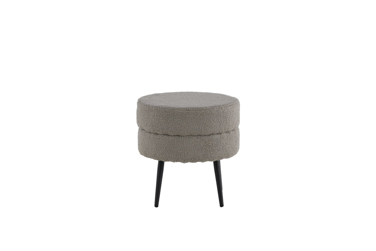 Runder Pouf Pot in Grau mit Teddystoff-Bezug, Durchmesser 40 cm, auf schwarzen, leicht ausgestellten Stahlbeinen stehend.