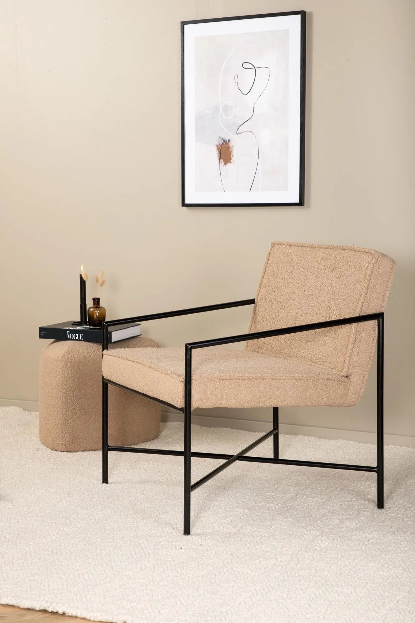 Der Rakel Sessel von Venture Home vereint skandinavischen Minimalismus mit kuscheligem Teddy-Stoff und modernem Metallgestell. Ein stilvoller Hingucker für Ihr Zuhause.