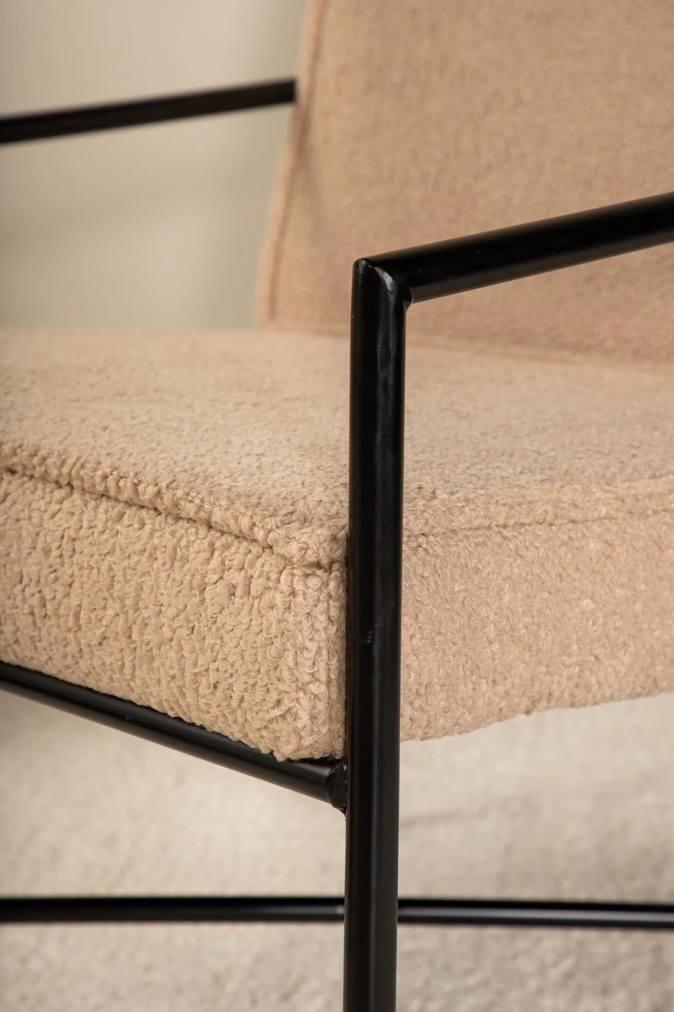Eleganter Rakel Sessel von Venture Home für stilvolle Entspannung.