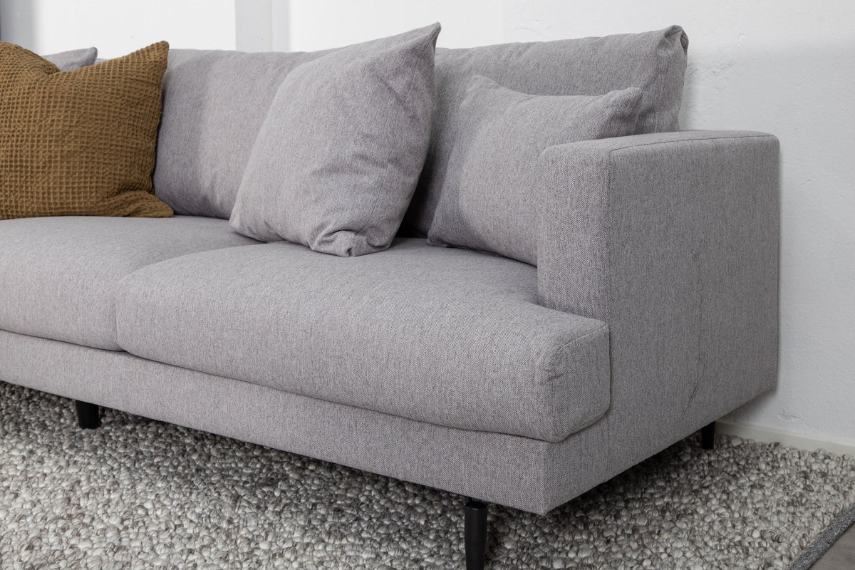 Sofia Sofa in Grau präsentiert im Onlineshop von KAQTU Design AG. 3er Sofa ist von Venture Home