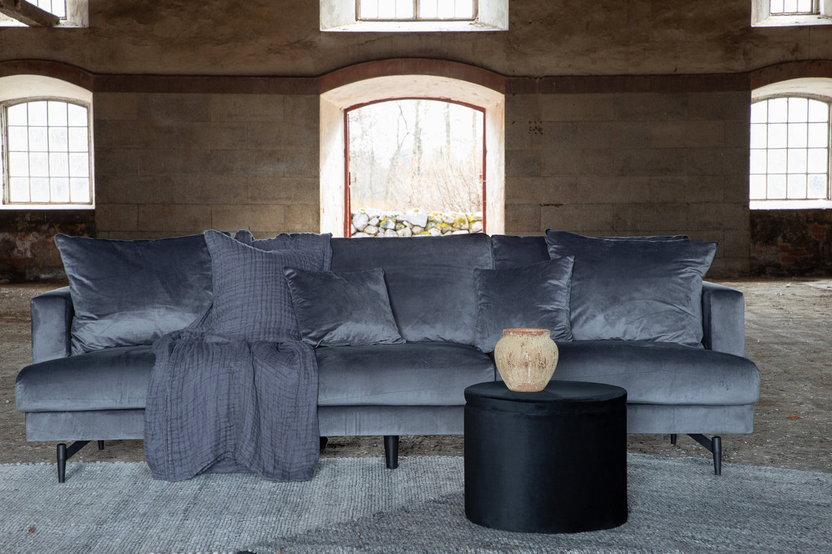 Sofia Sofa in Dunkelgrau präsentiert im Onlineshop von KAQTU Design AG. 3er Sofa ist von Venture Home