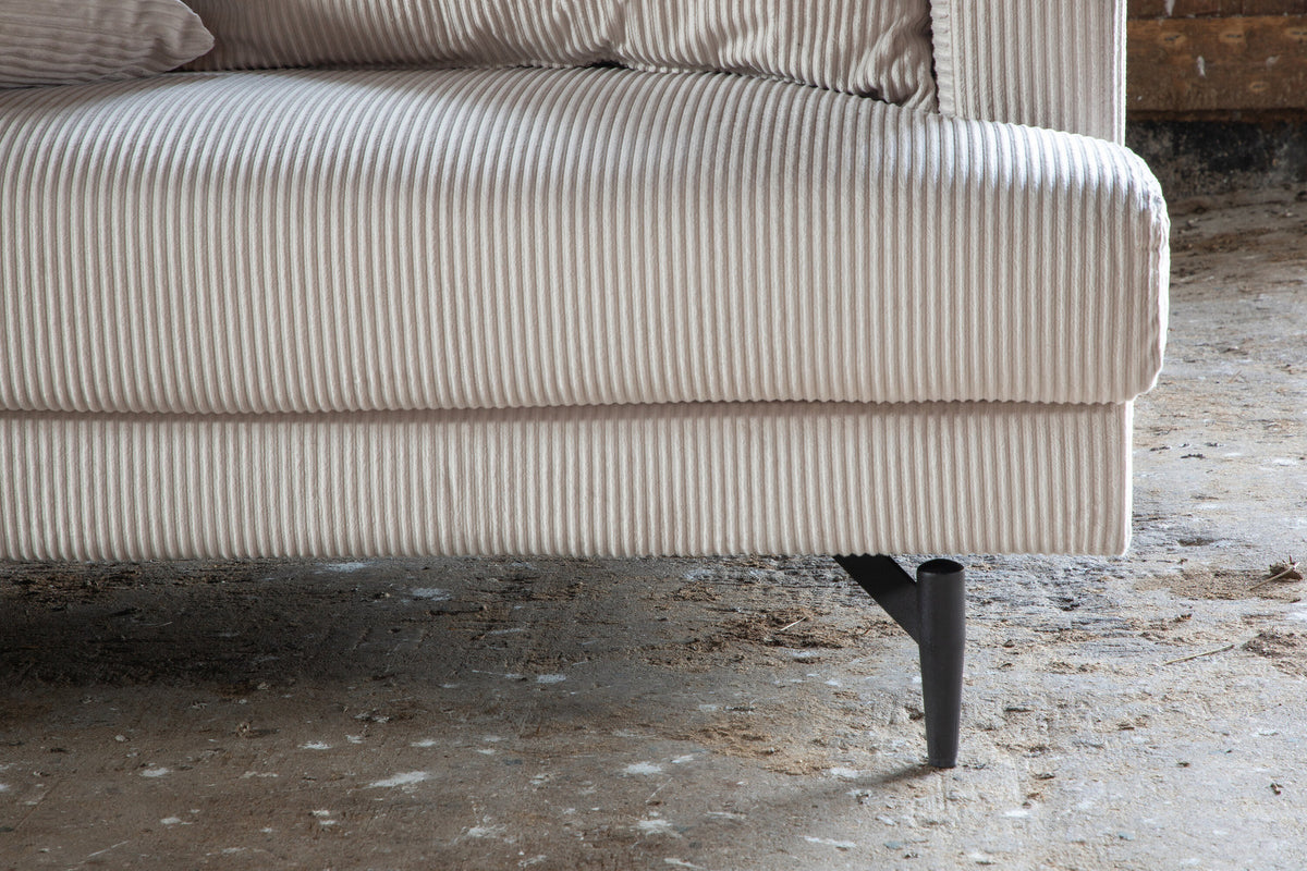 Sofia Sofa in Beige präsentiert im Onlineshop von KAQTU Design AG. 3er Sofa ist von Venture Home