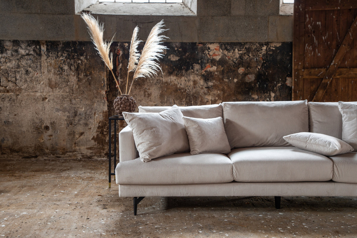 Sofia Sofa in Beige präsentiert im Onlineshop von KAQTU Design AG. 3er Sofa ist von Venture Home