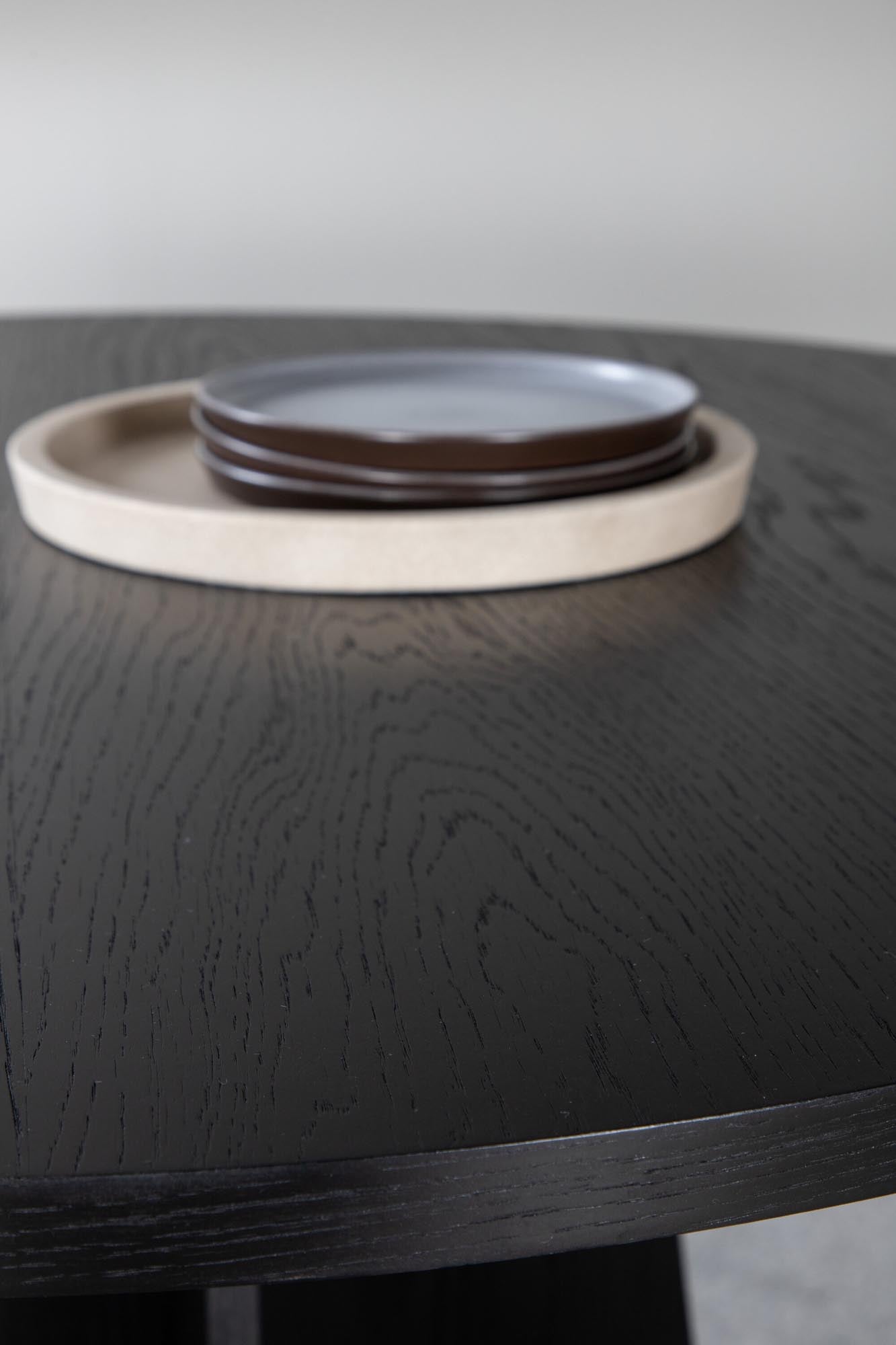 Moderner runder Esstisch Bootcut von Venture Home, ideal für stilvolle Esszimmer und gemütliche Zusammenkünfte.