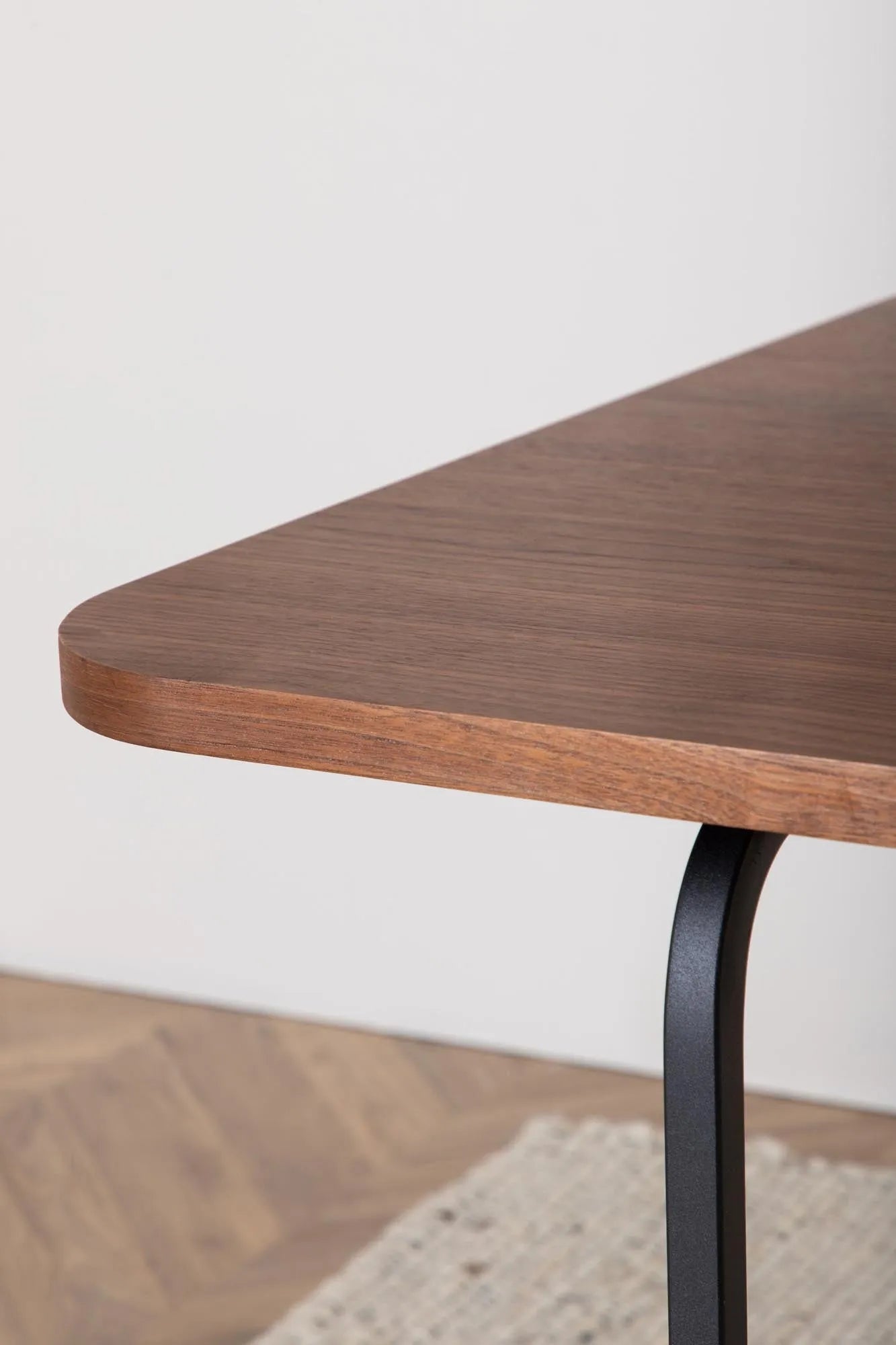 Zeitloser Uno Esstisch von Venture Home für Ihr stilvolles Zuhause.