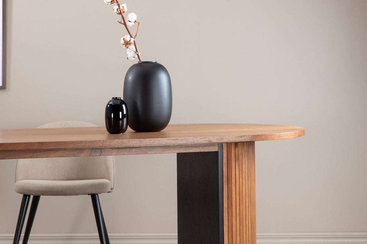 Bianca Tisch in Nussbaum präsentiert im Onlineshop von KAQTU Design AG. Esstisch ist von Venture Home