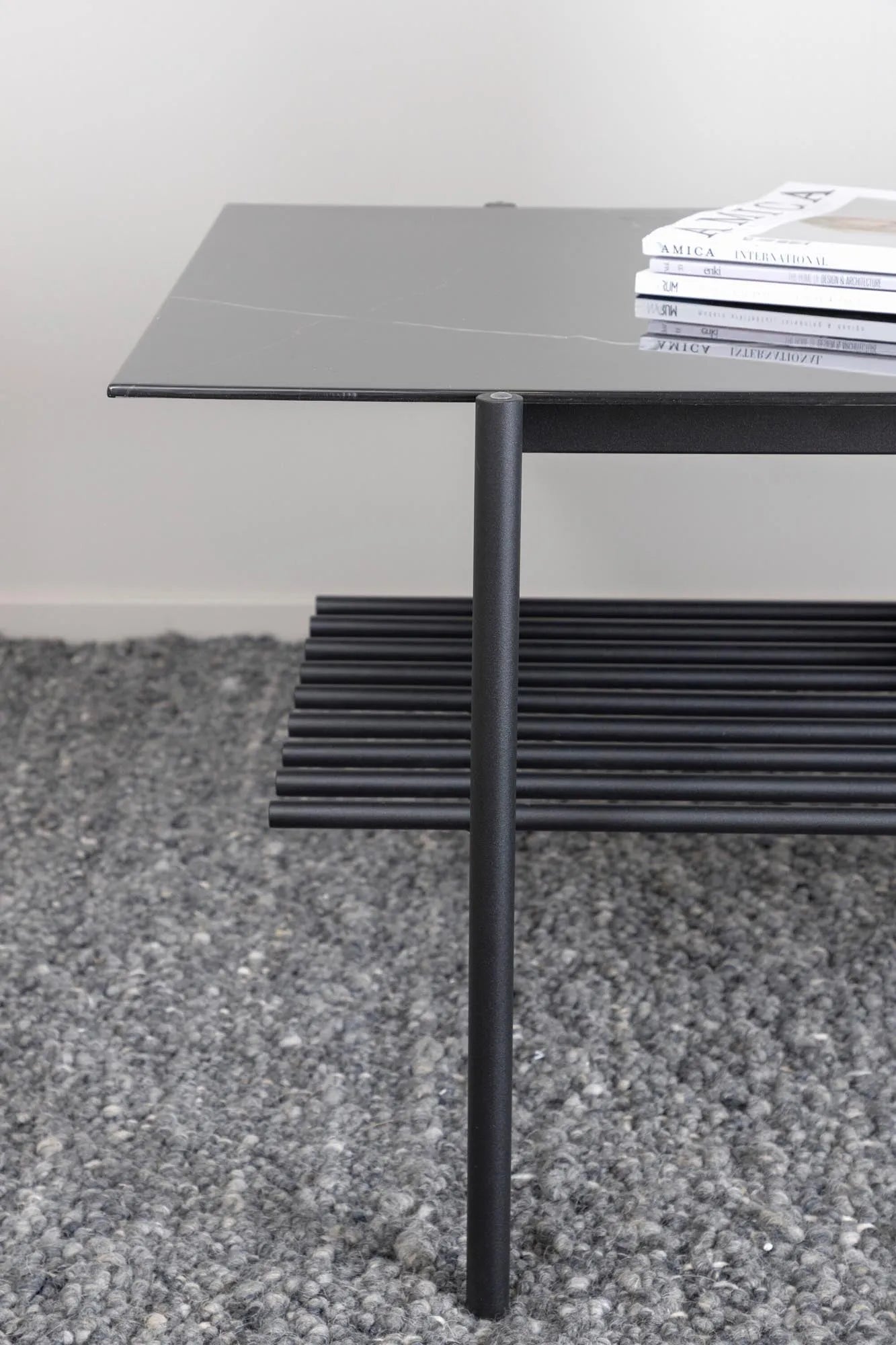 Rechteckiger Staf Coffee Tisch von Venture Home für zeitlose Eleganz.