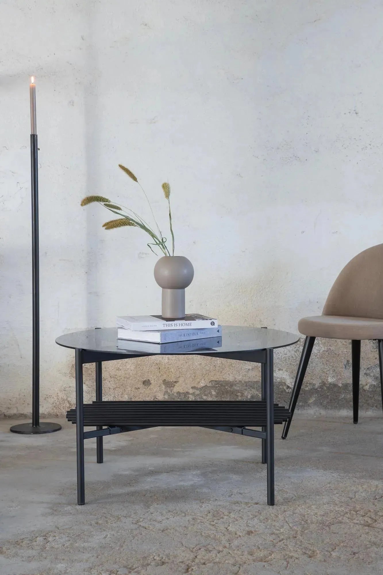 Moderner runder Staf Tisch von Venture Home mit Marmorglasplatte.