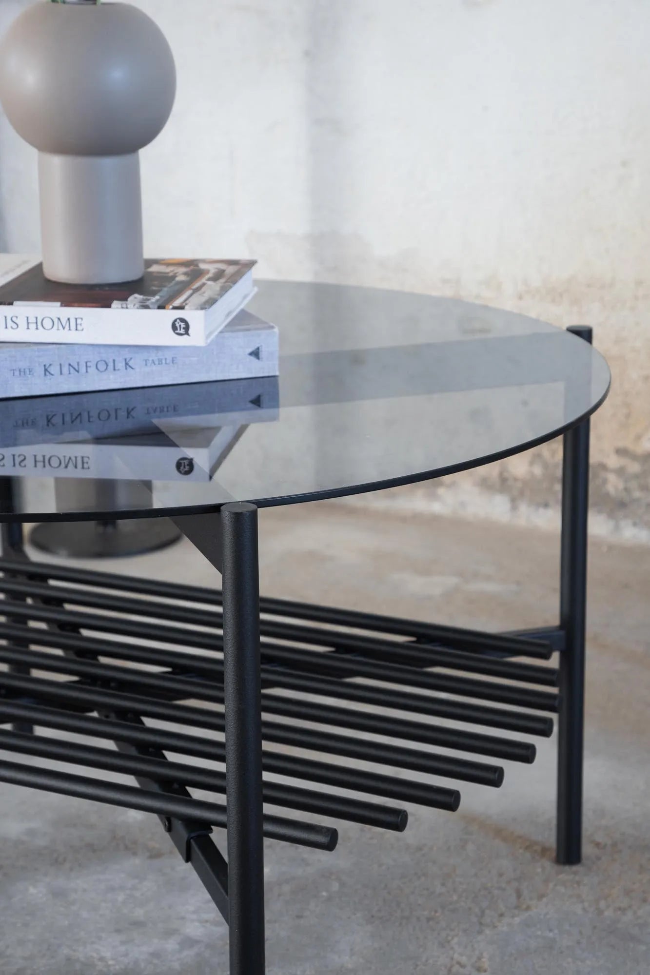 Runder Staf Tisch von Venture Home mit stilvoller Marmorglasplatte.