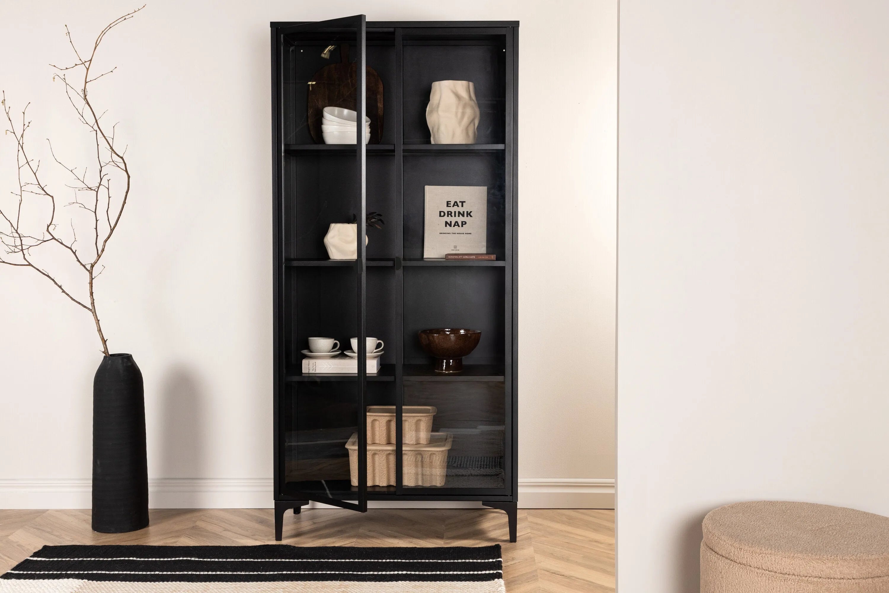 Das Piring Cabinet von Venture Home bietet stilvolle Aufbewahrung mit modernem Design und hochwertiger Verarbeitung.