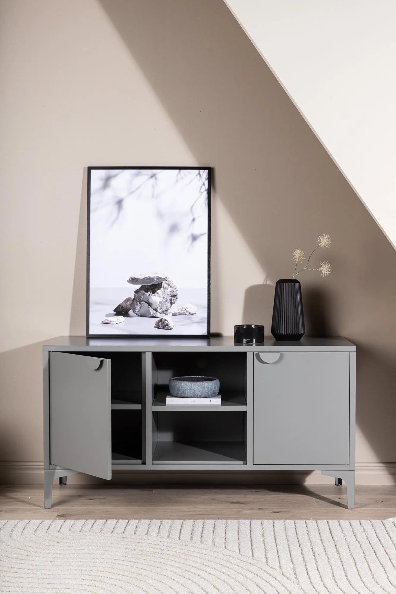 Moderner Piring TV-Ständer von Venture Home für stilvolle Räume.