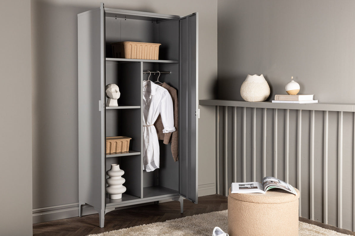 Piring Garderobe in Hellgrau präsentiert im Onlineshop von KAQTU Design AG. Drehtürenschrank ist von Venture Home