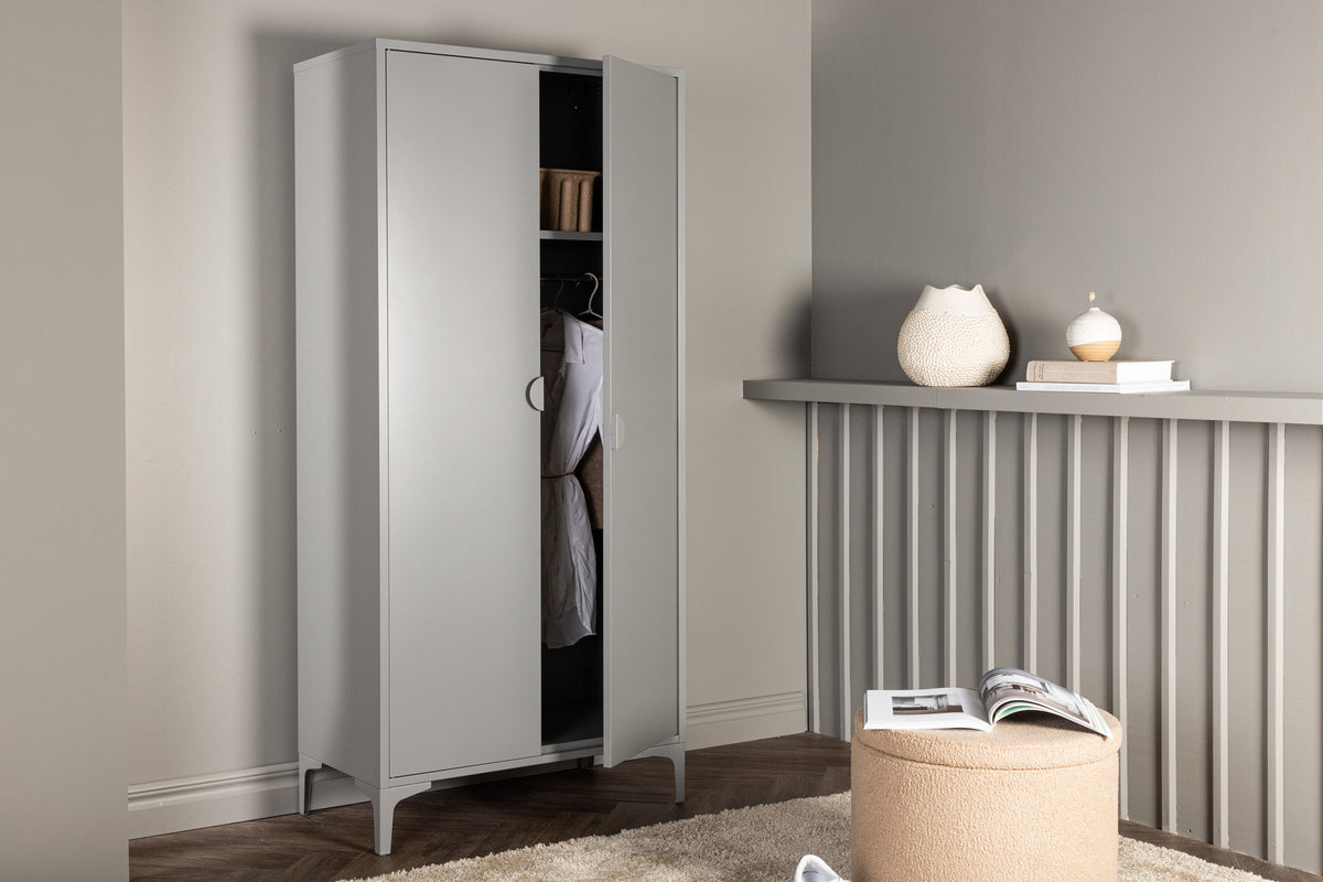 Piring Garderobe in Hellgrau präsentiert im Onlineshop von KAQTU Design AG. Drehtürenschrank ist von Venture Home