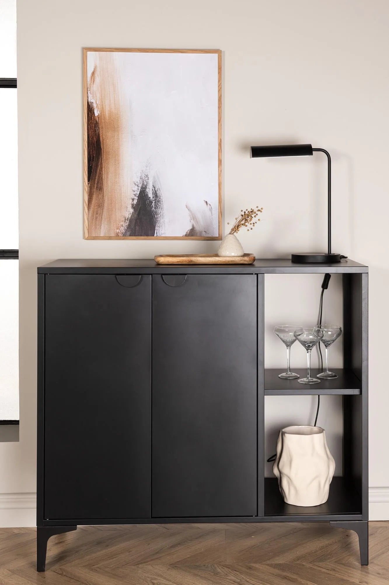 Piring Kommode: Elegante Funktionalität für moderne Wohnräume.
