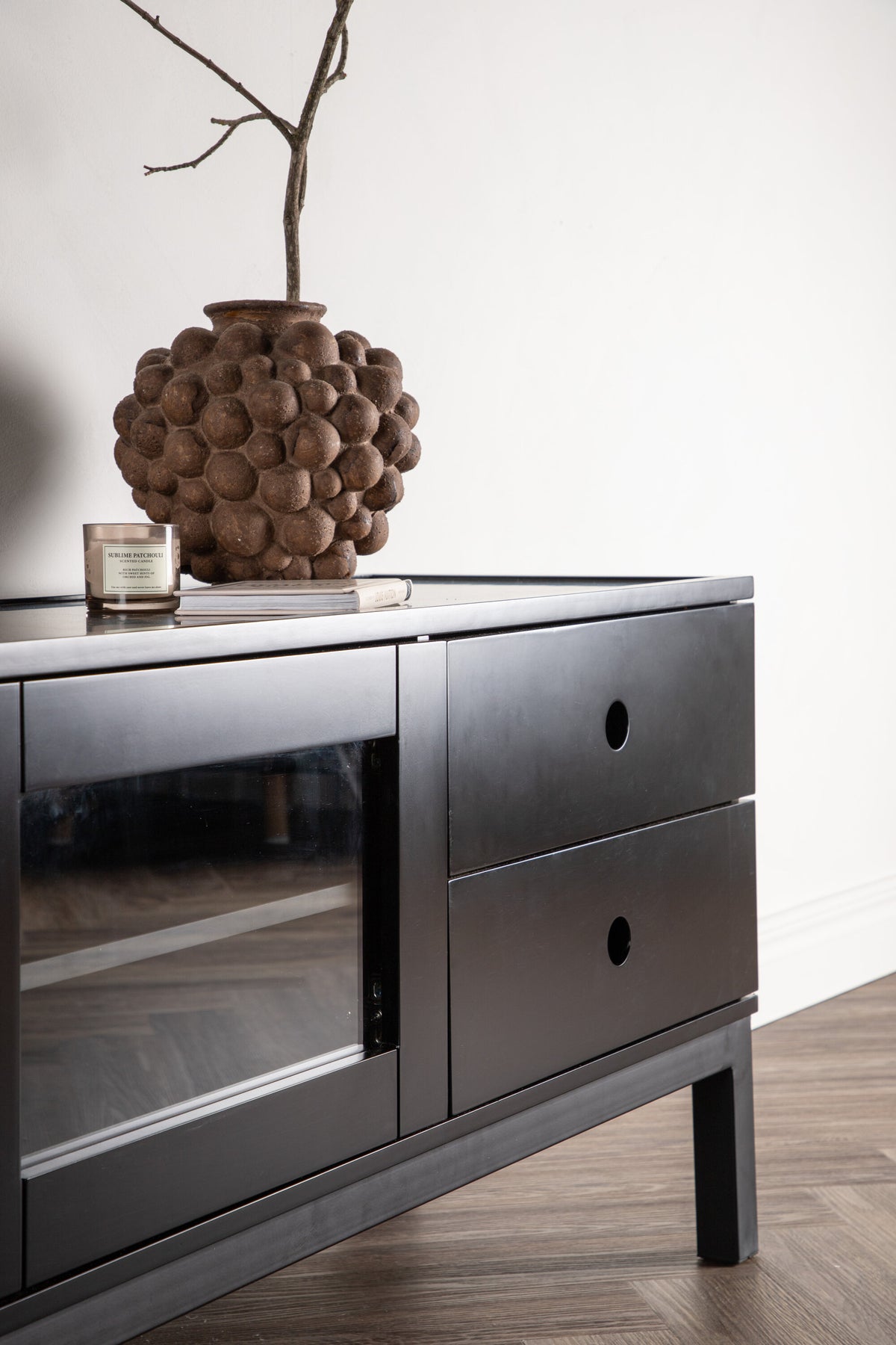 Alcoa Kabinett in Schwarz präsentiert im Onlineshop von KAQTU Design AG. Regal Zubehör ist von Venture Home