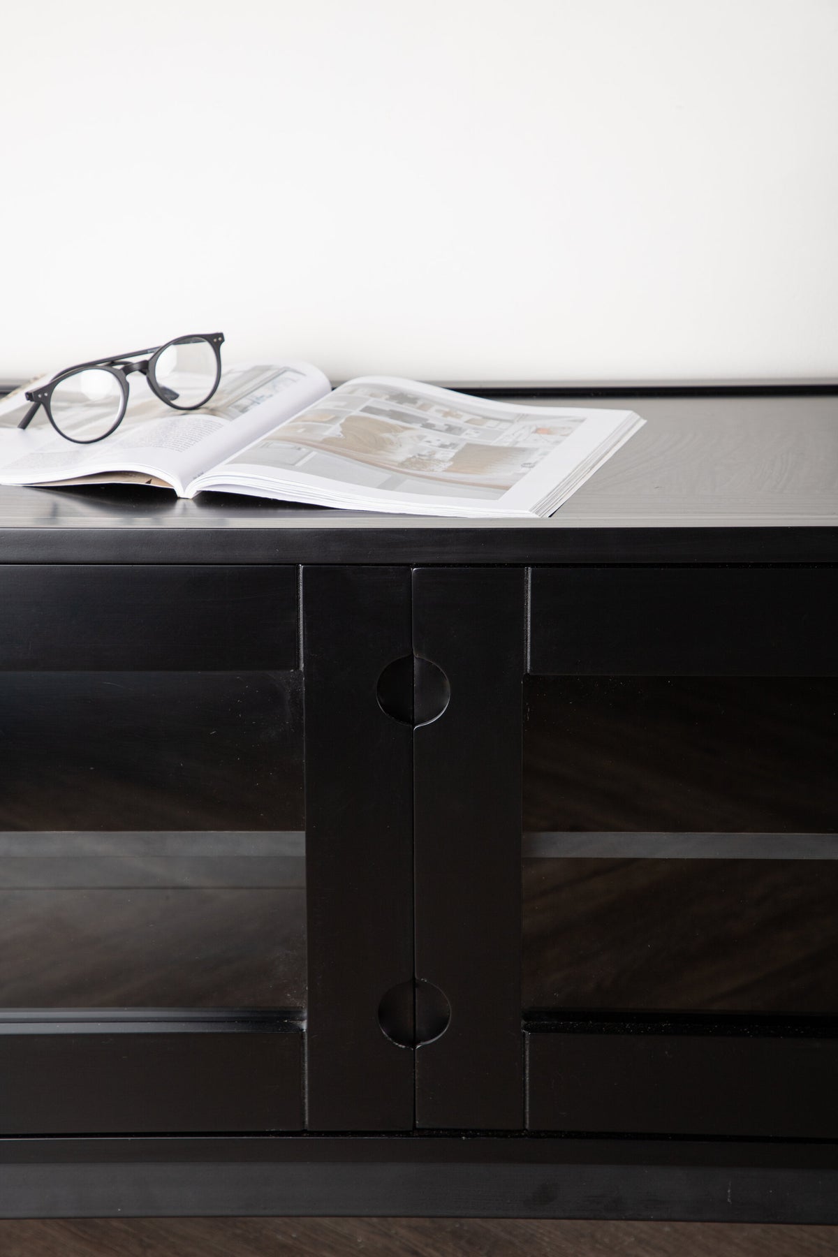 Alcoa Kabinett in Schwarz präsentiert im Onlineshop von KAQTU Design AG. Regal Zubehör ist von Venture Home