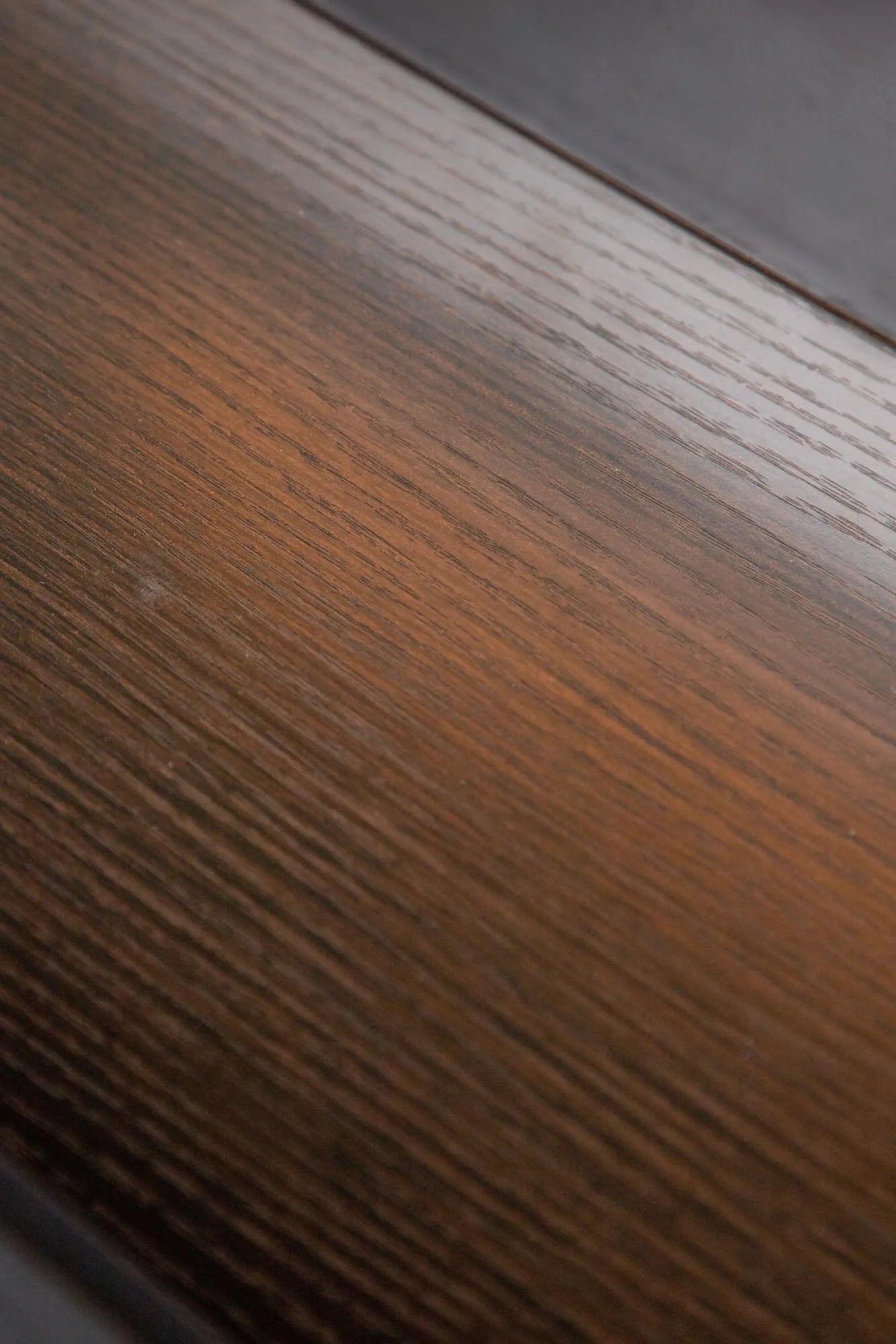 Moderner Amaraillo Schrank von Venture Home in elegantem Schwarz.