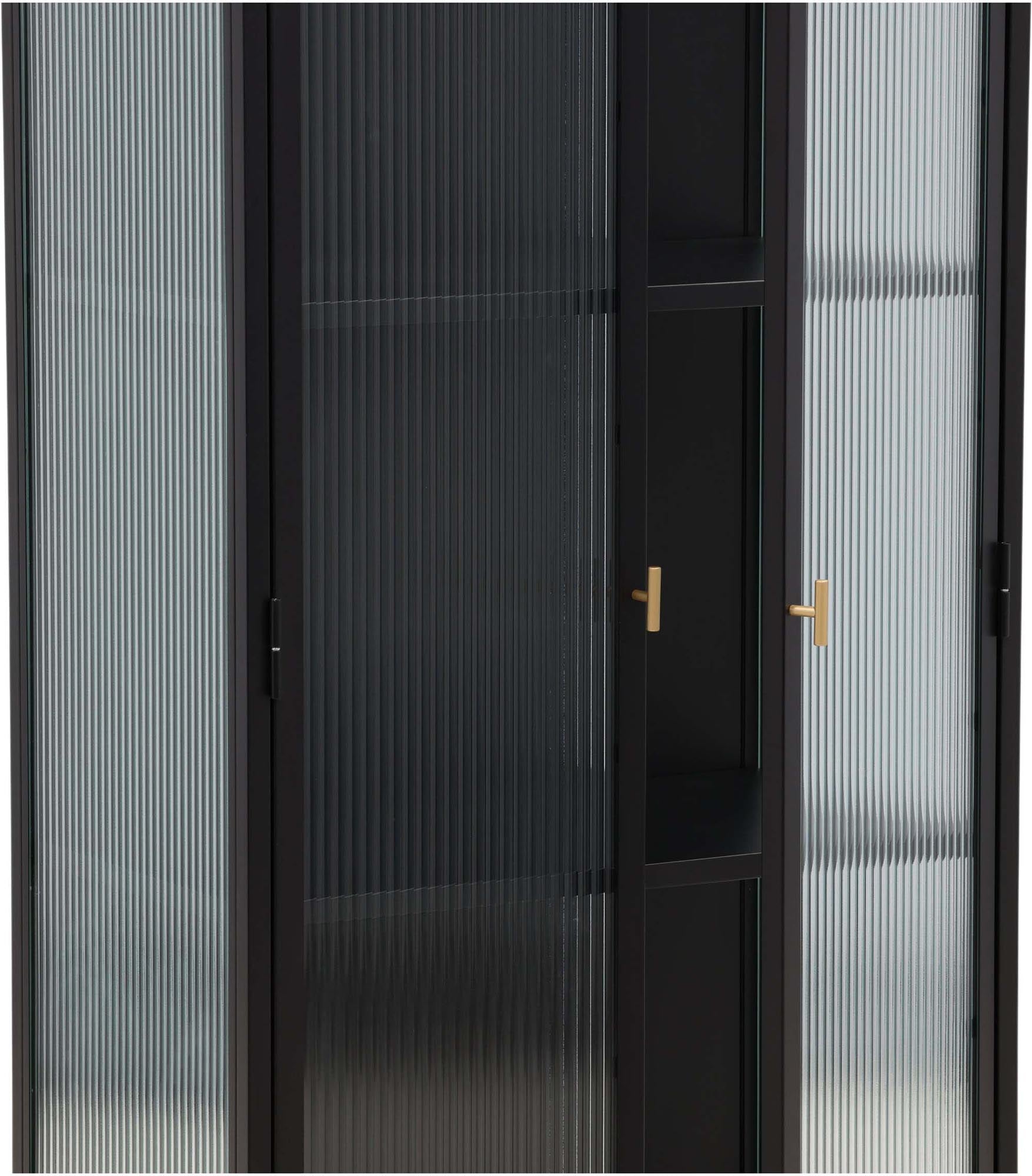 Erleben Sie den Garis Schrank von Venture Home: Elegantes Design, robuste Materialien und großzügiger Stauraum für eine stilvolle Wohnatmosphäre.