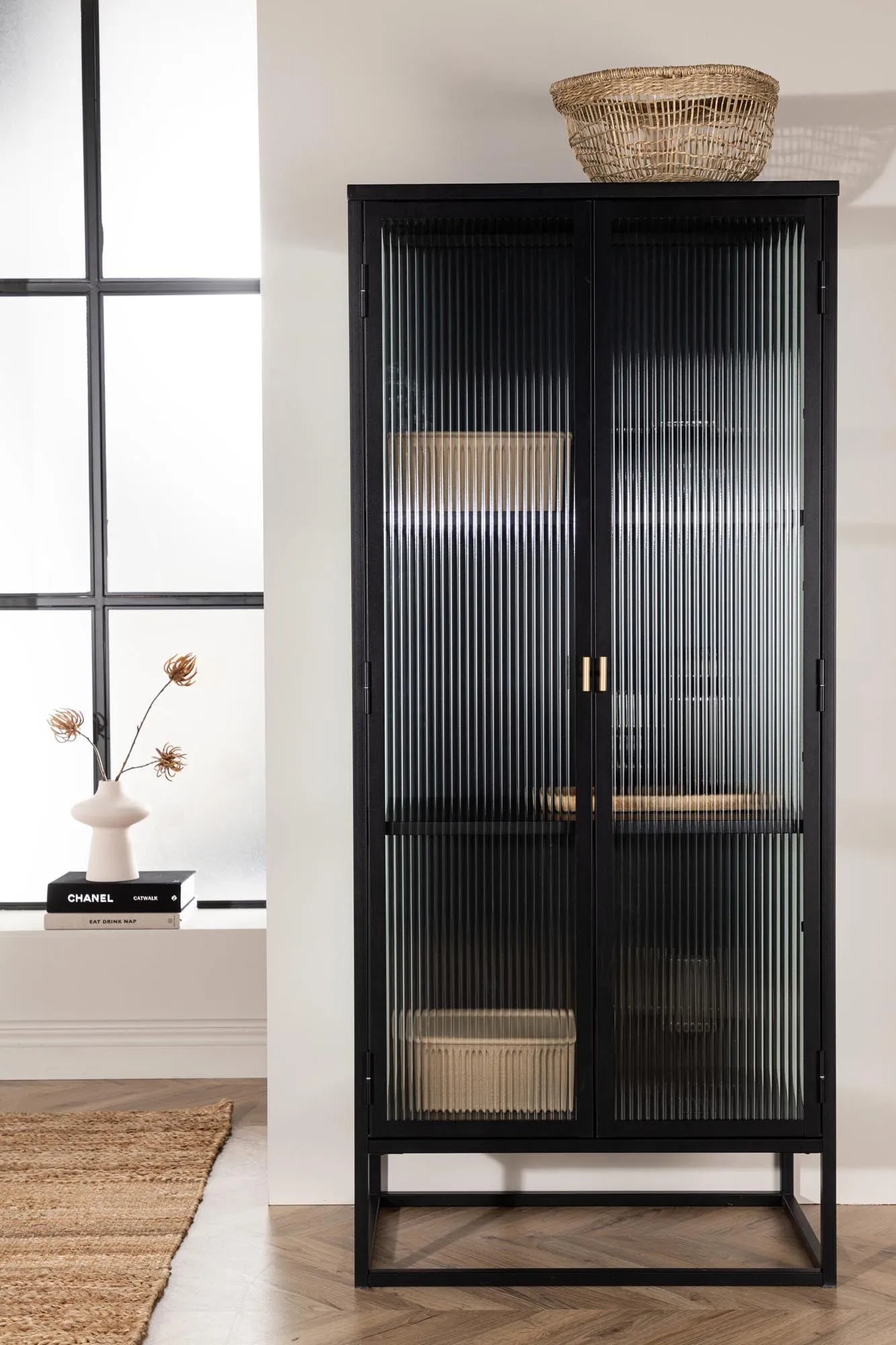 Moderner Garis Schrank von Venture Home für perfekte Raumorganisation.