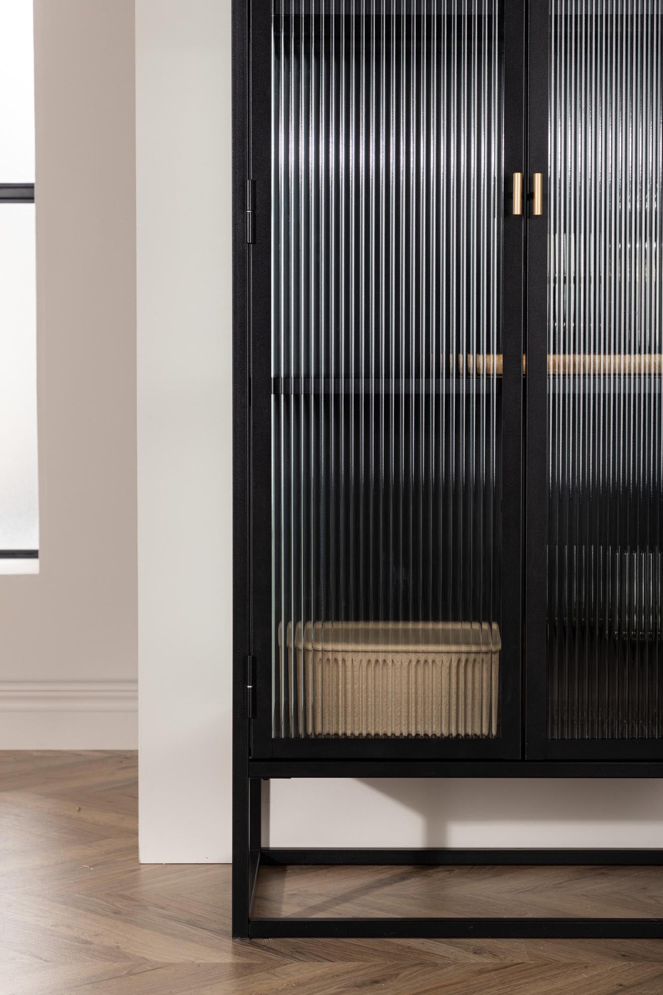 Eleganter Garis Schrank von Venture Home mit Glastüren und robustem Stahlrahmen. Ideal für stilvolle Aufbewahrung und Präsentation.