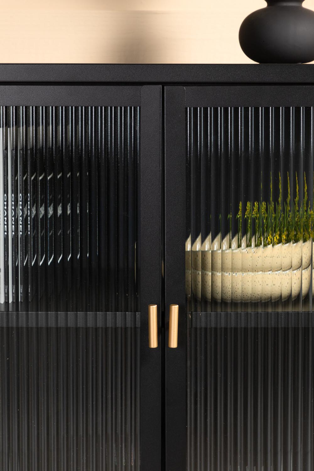 Garis Cabinet in Schwarz präsentiert im Onlineshop von KAQTU Design AG. Cabinet ist von Venture Home