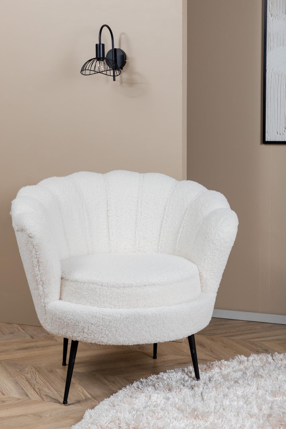 Calais Sessel in Weiss präsentiert im Onlineshop von KAQTU Design AG. Sessel mit Armlehnen ist von Venture Home